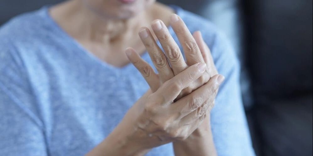 Osteoarthritis manifests itself as muscle spasms, mild swelling and pain in the finger joints.